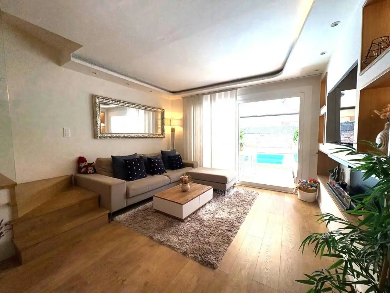 Sala de estar de Casa adosada en venta en Sant Cugat del Vallès con Aire acondicionado, Calefacción y Parquet