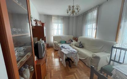 Sala d'estar de Apartament en venda en Vigo  amb Calefacció i Parquet