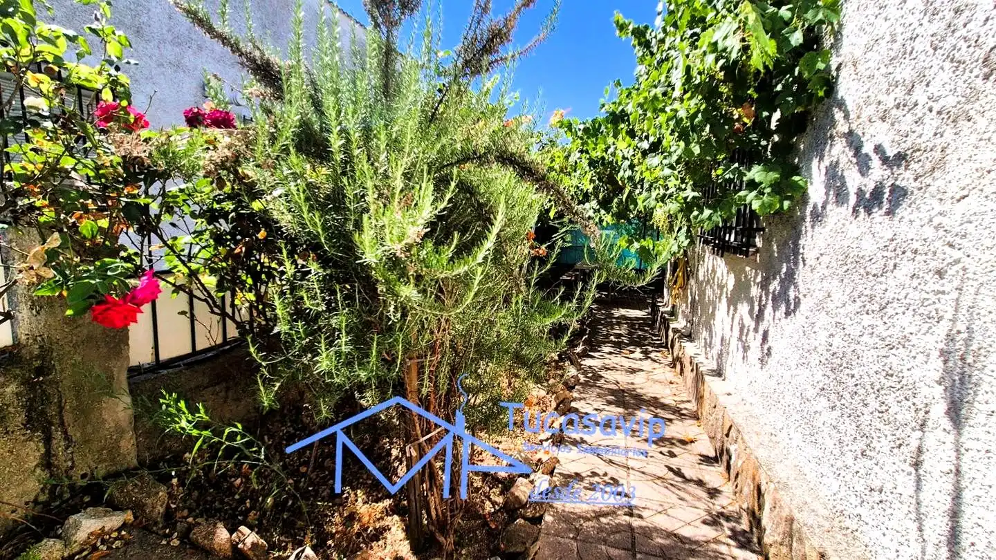 Vista exterior de Casa adosada en venda en Pelayos de la Presa amb Calefacció, Jardí privat i Terrassa