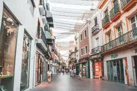 Vista exterior de Edifici en venda en Sevilla