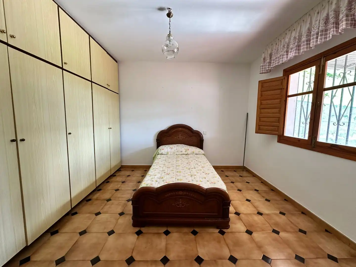 Dormitori de Casa o xalet en venda en Vélez-Málaga amb Aire condicionat, Jardí privat i Traster