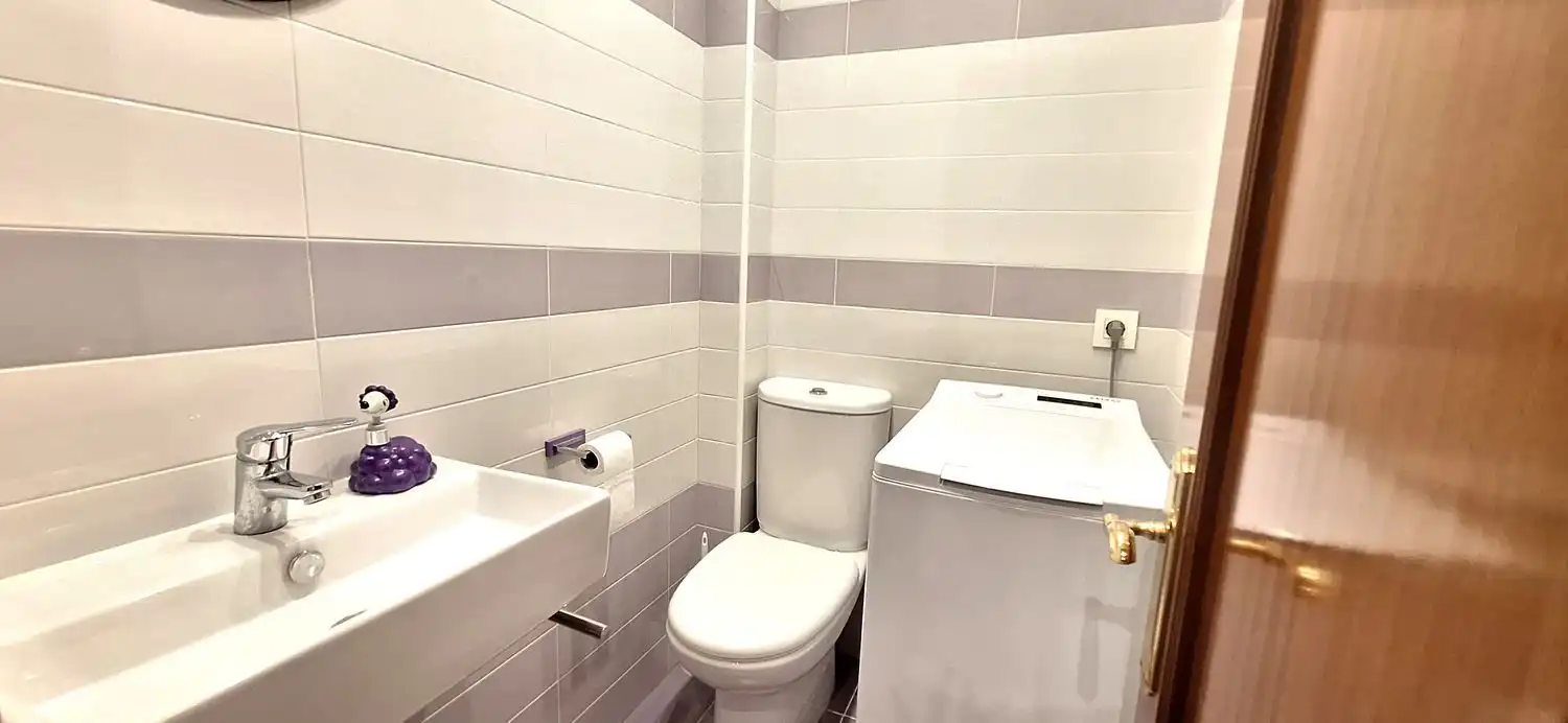 Bathroom of Flat for rent in Gijón   with Heating, Terrace and Swimming Pool
