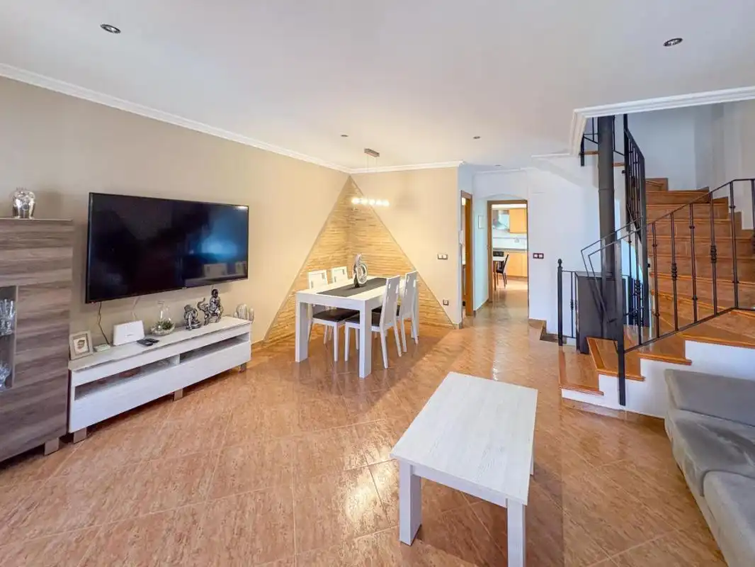 Sala d'estar de Casa adosada en venda en Sagunto / Sagunt amb Aire condicionat, Calefacció i Terrassa