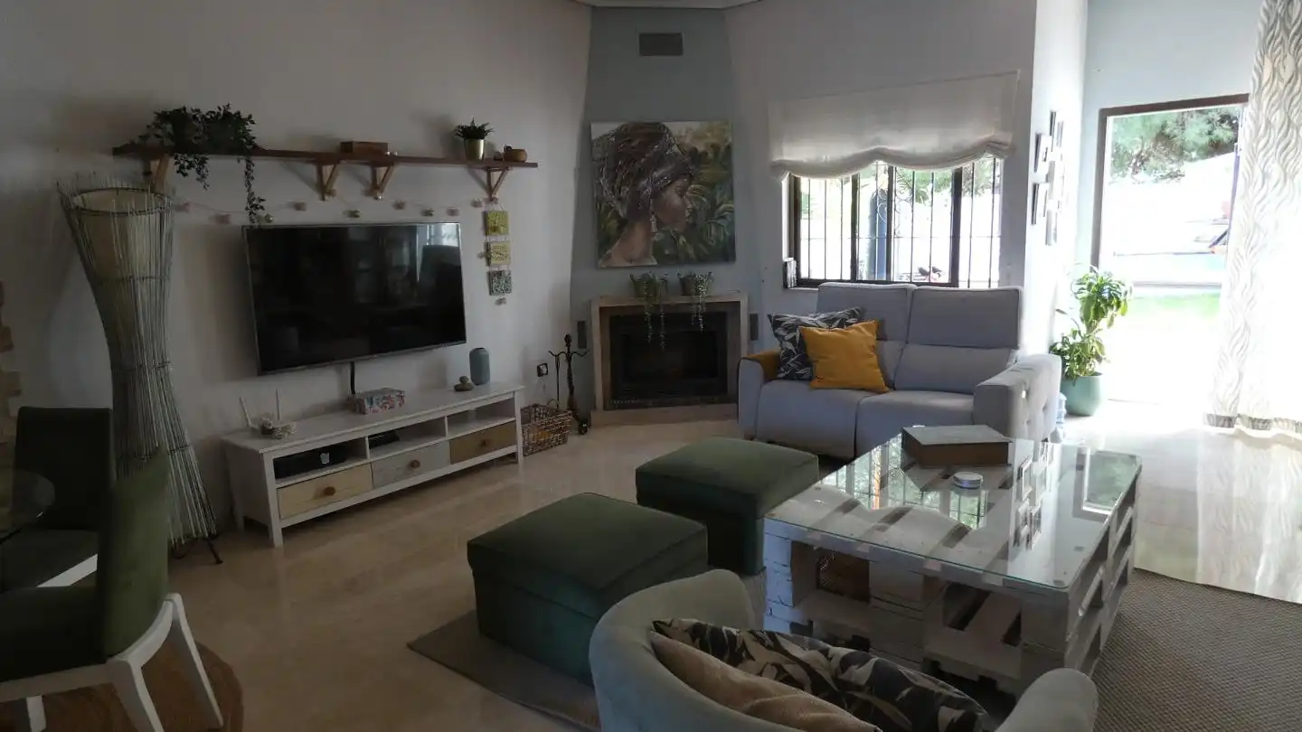 Wohnzimmer von Einfamilien-Reihenhaus zum Verkauf in Benalmádena mit Klimaanlage, Privatgarten und Gemeinschaftspool