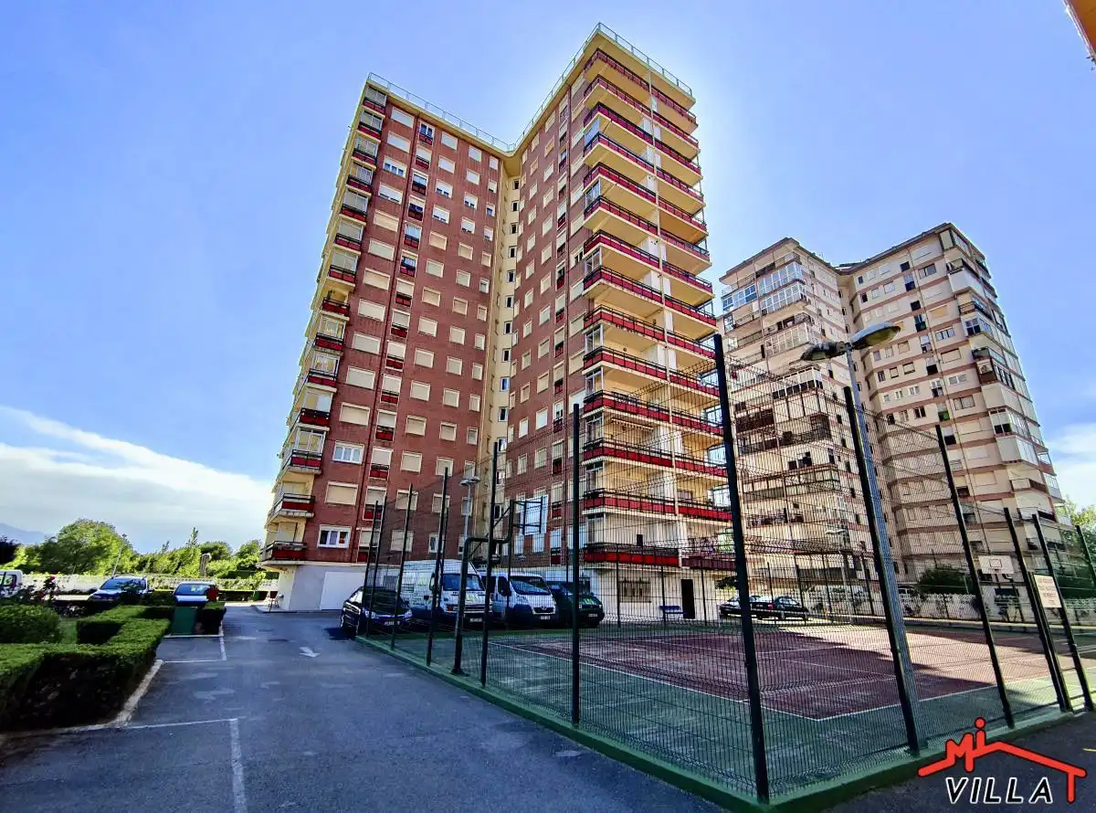 Vista exterior de Pis en venda en Laredo amb Calefacció, Parquet i Terrassa