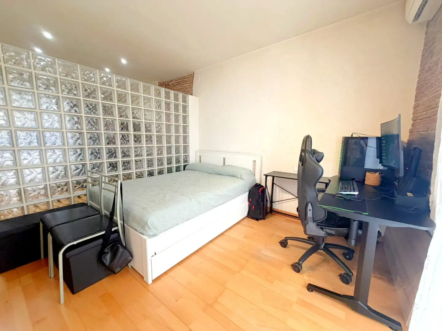 Schlafzimmer von Wohnung zum Verkauf in Barcelona mit Klimaanlage, Parkett und Ofen