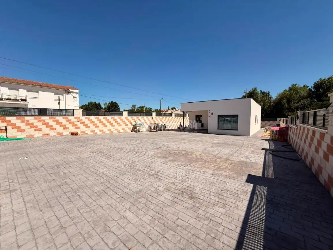 Vista exterior de Casa o xalet en venda en Galápagos amb Calefacció, Jardí privat i Terrassa
