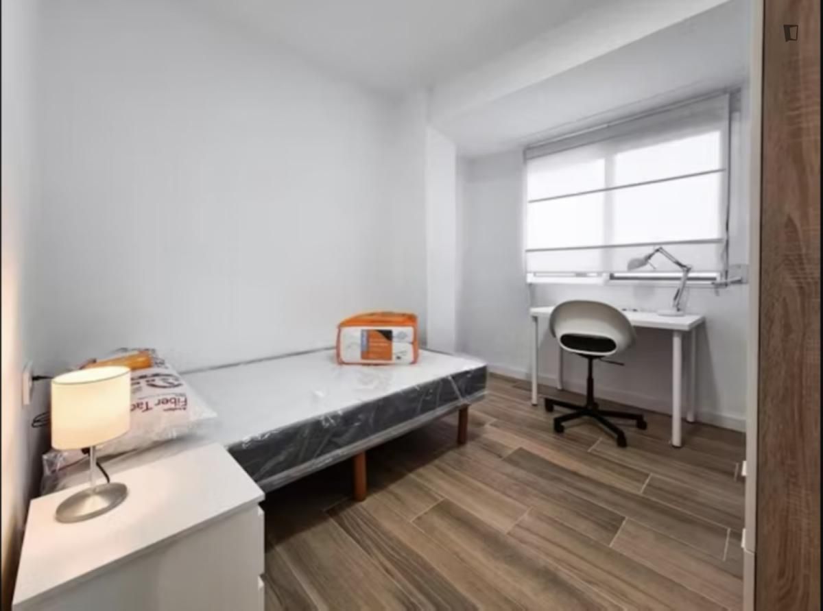 Bedroom of Apartment to share in  Valencia Capital  with Air Conditioner, Furnished and Washing machine