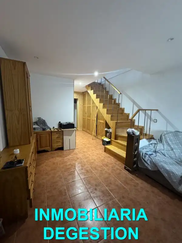 Einfamilien-Reihenhaus zum Verkauf in Linares mit Klimaanlage, Heizung und Terrasse
