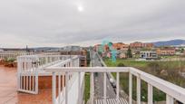 Vista exterior de Àtic en venda en Oviedo  amb Terrassa