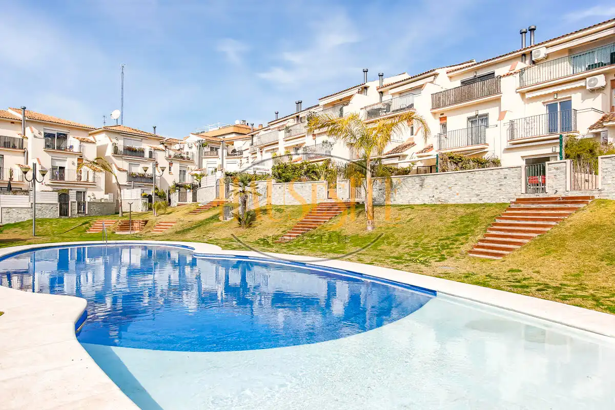 Außenansicht von Einfamilien-Reihenhaus zum Verkauf in Sitges mit Klimaanlage, Heizung und Parkett