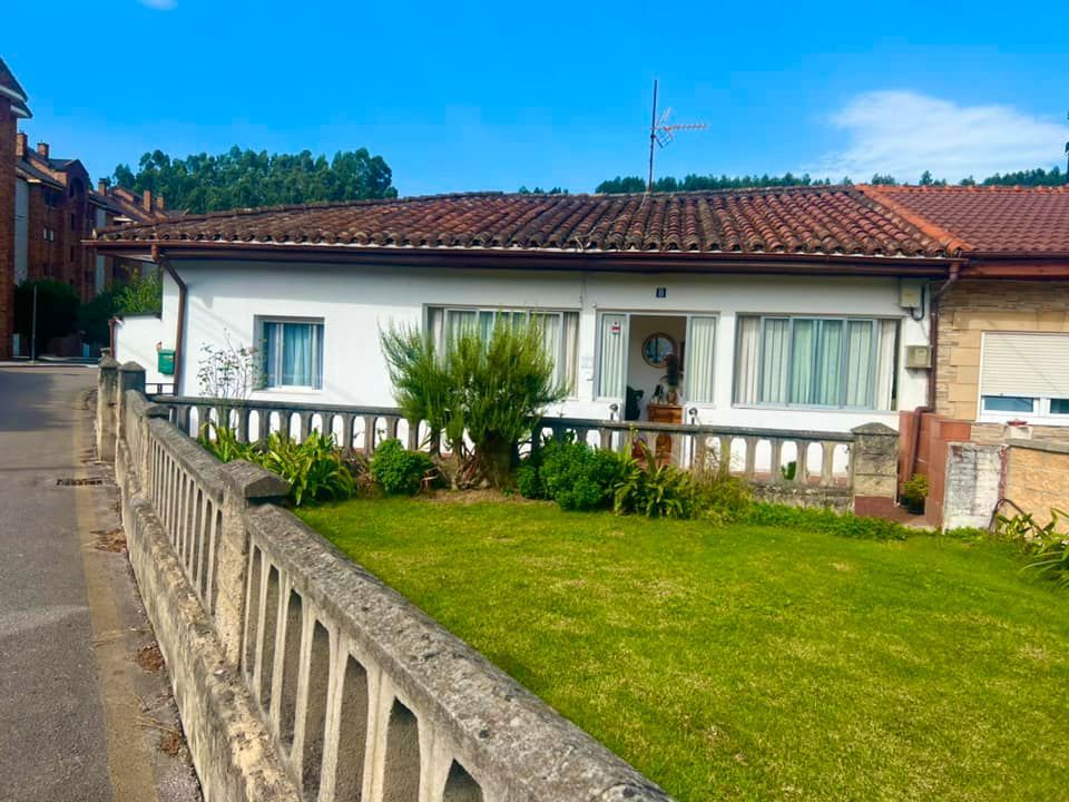 Exterior view of Single-family semi-detached for sale in Los Corrales de Buelna   with Private garden, Terrace and Storage room