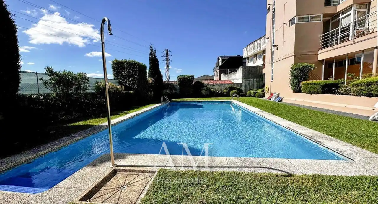 Piscina de Dúplex en venta en Nigrán con Calefacción, Terraza y Trastero