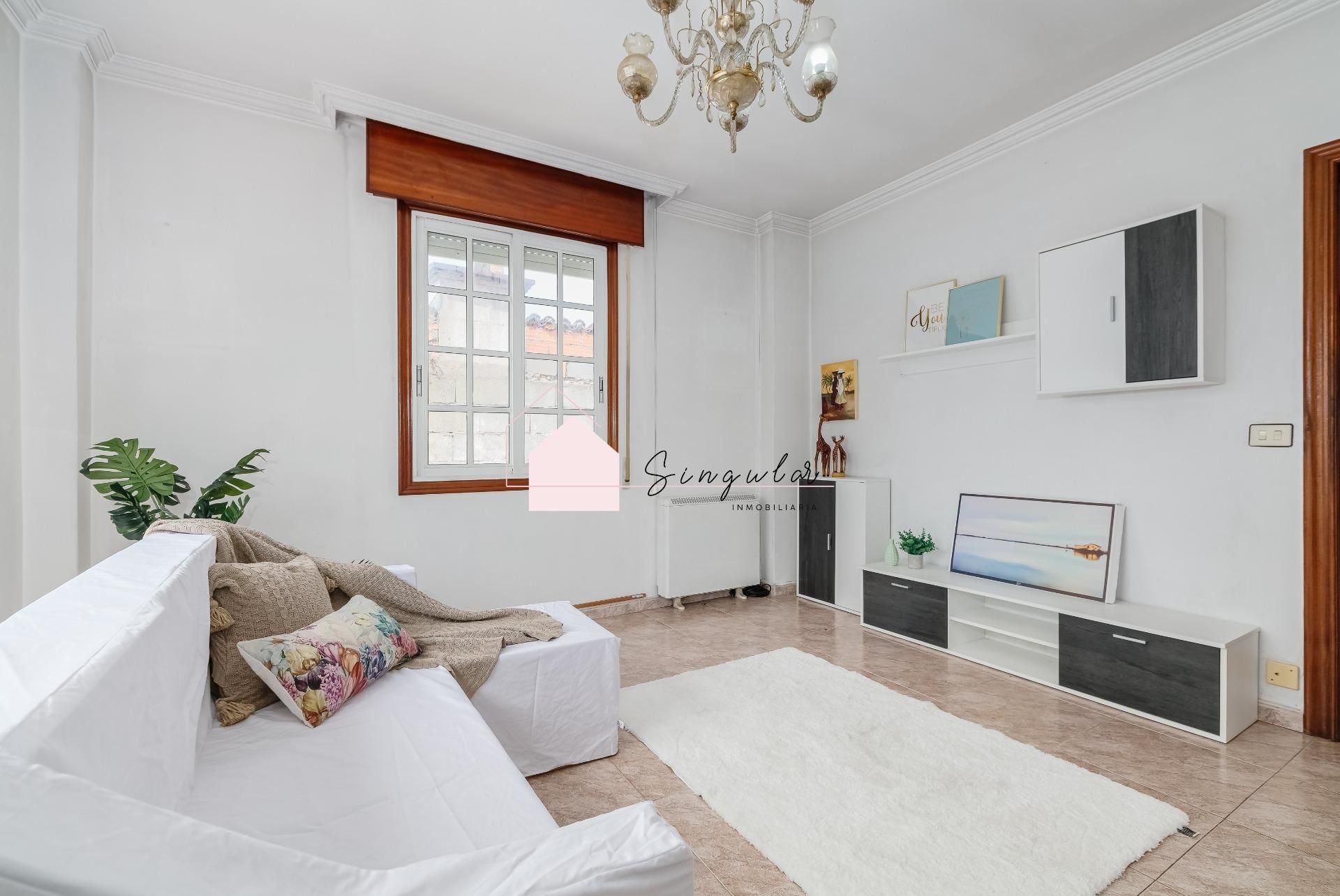 Sala d'estar de Casa o xalet en venda en Vigo  amb Calefacció, Jardí privat i Traster