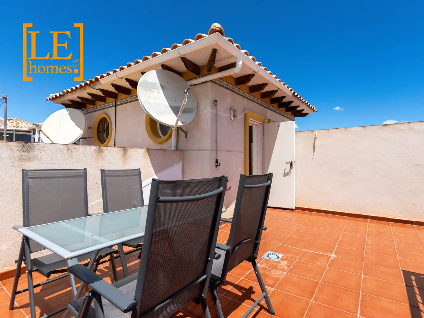 Terrassa de Casa adosada en venda en Orihuela amb Aire condicionat, Jardí privat i Moblat
