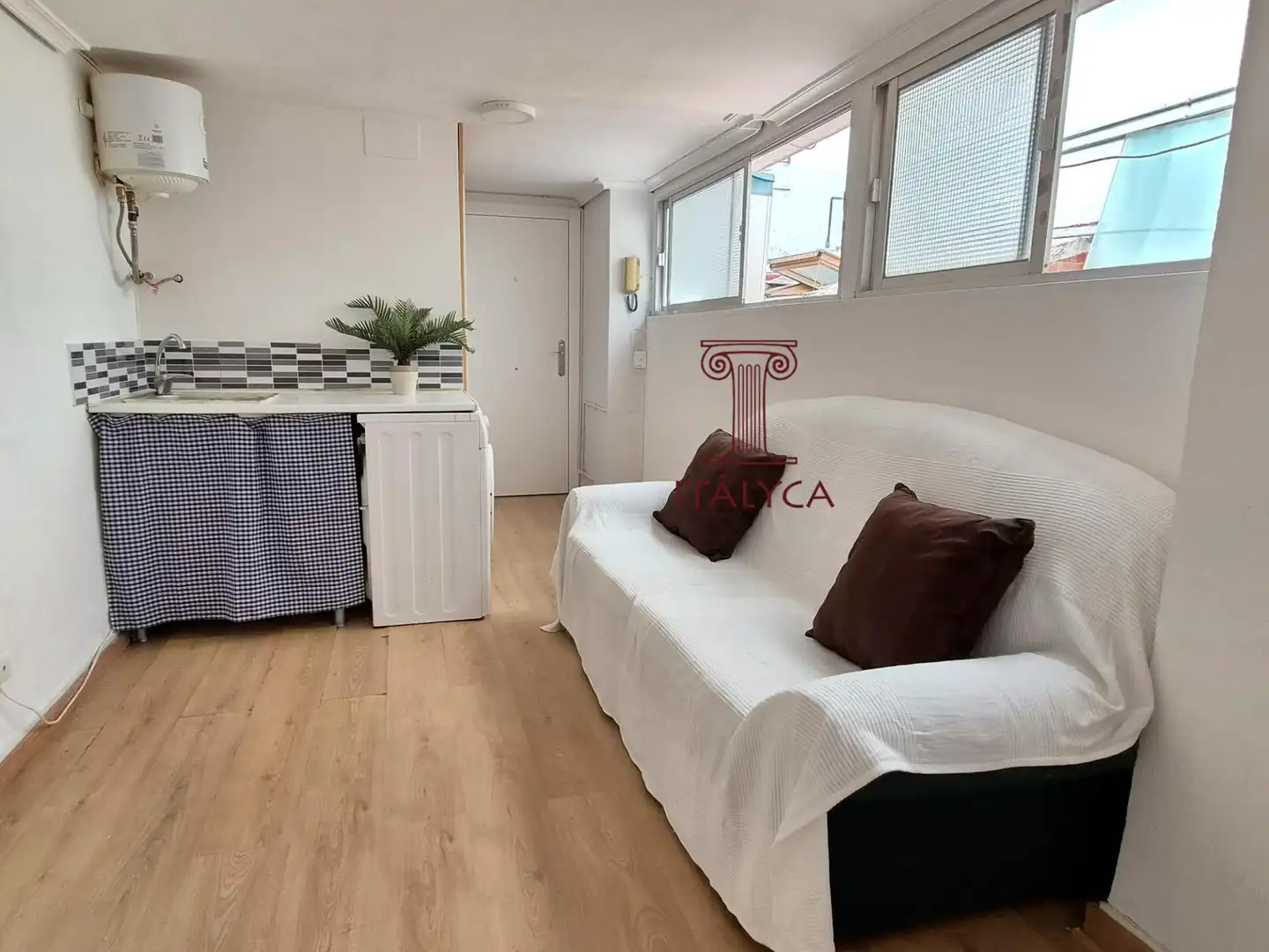 Sala de estar de Estudio en venta en Sevilla con Trastero