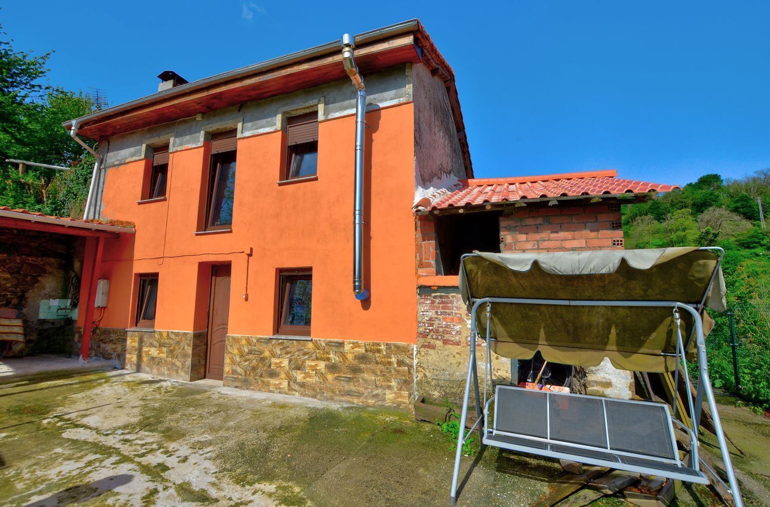 Vista exterior de Casa o xalet en venda en San Martín del Rey Aurelio amb Calefacció, Terrassa i Piscina