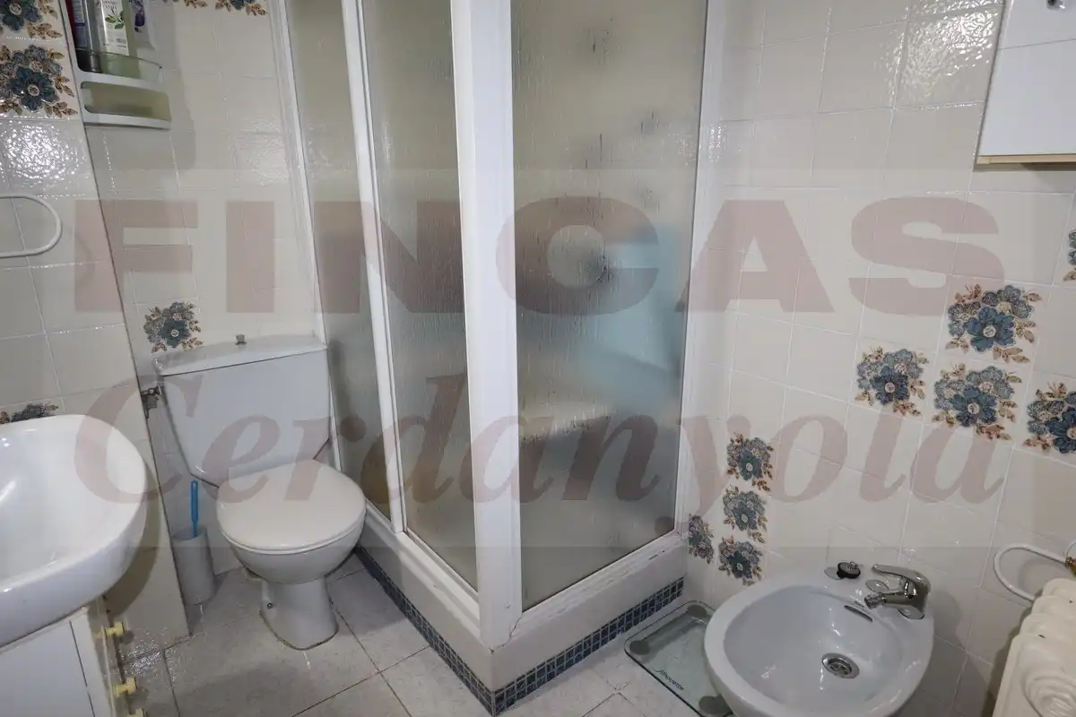 Bany de Pis en venda en Cerdanyola del Vallès amb Calefacció i Balcó