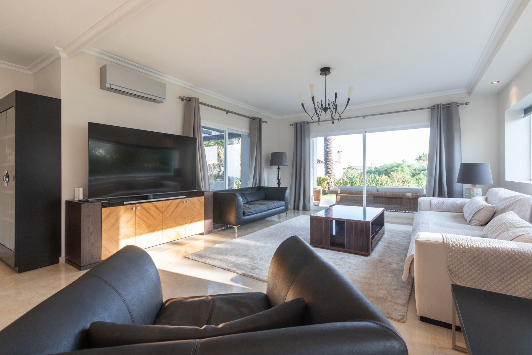 Sala d'estar de Casa o xalet en venda en Marbella amb Aire condicionat, Jardí privat i Terrassa