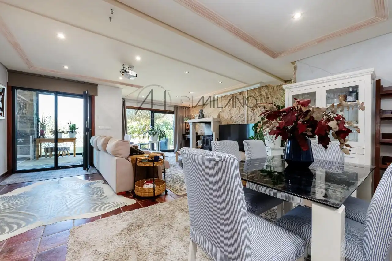 Sala de estar de Casa o chalet en venta en Nigrán con Calefacción, Jardín privado y Parquet
