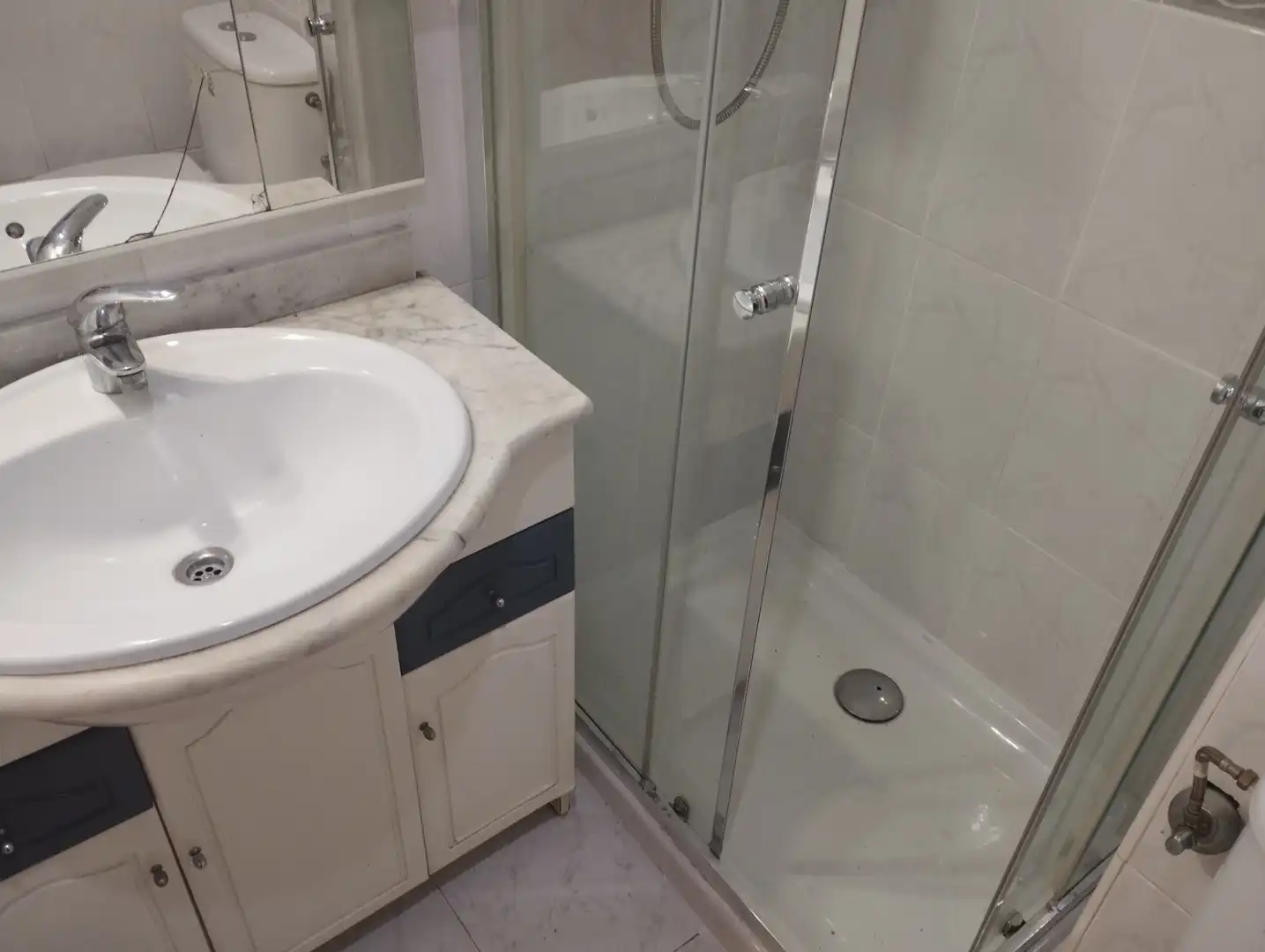 Bathroom of Flat for sale in Zaragoza  with Heating, Parquet flooring and Furnished