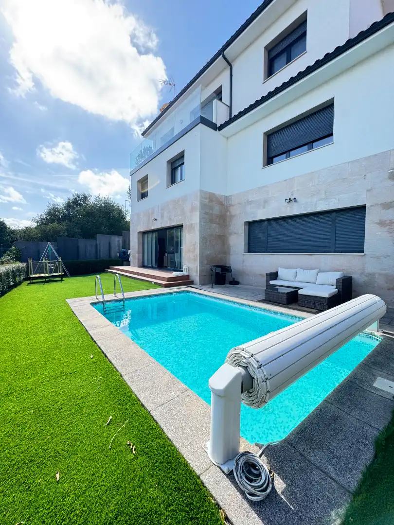 Piscina de Casa o xalet en venda en Avilés amb Calefacció, Jardí privat i Parquet