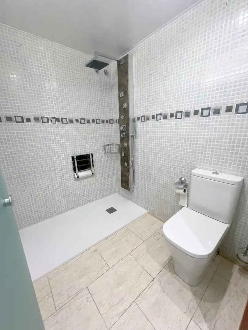 Baño de Piso de alquiler en Mataró con Aire acondicionado, Calefacción y Parquet