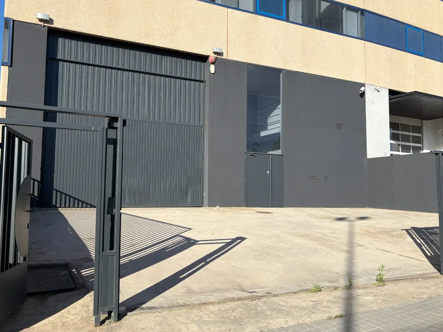 Außenansicht von Fabrikhallen zur Miete in Badalona mit Alarm