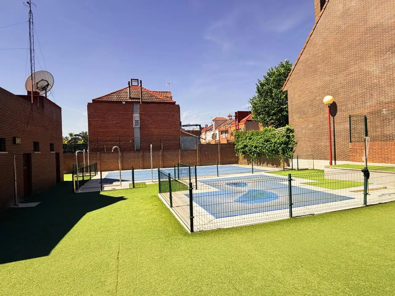 Piscina de Casa adosada en venda en Getafe amb Aire condicionat, Jardí privat i Terrassa