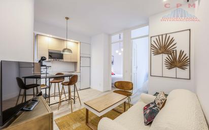 Living room of Flat to rent in  Madrid Capital  with Air Conditioner, Heating and Parquet flooring