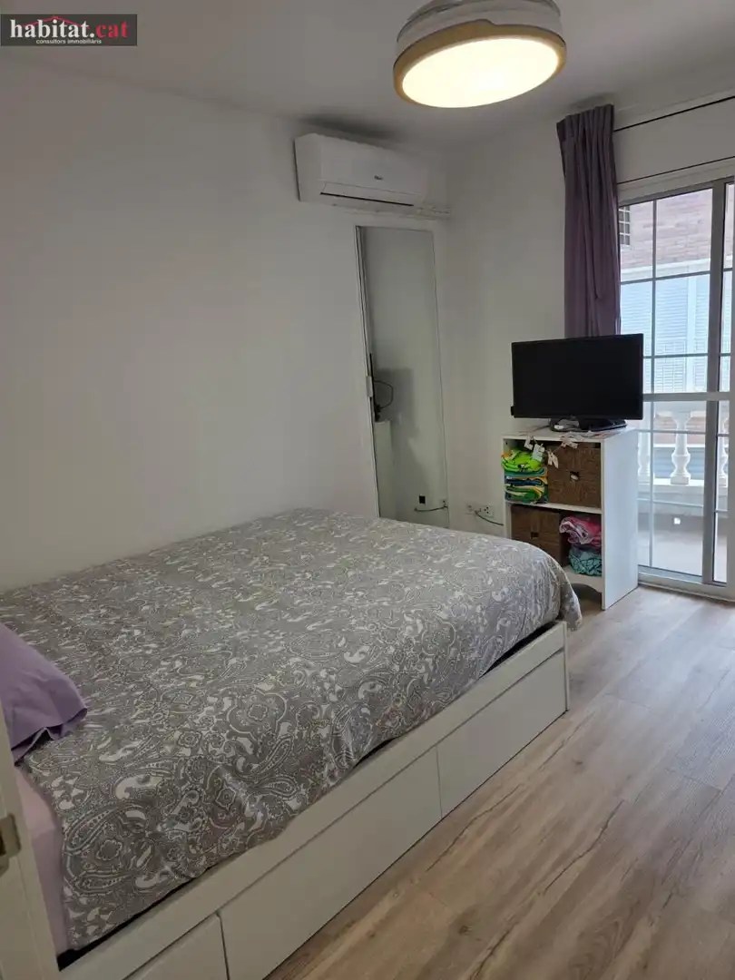Habitación de Casa adosada en venta en Vilanova i la Geltrú con Aire acondicionado, Calefacción y Parquet