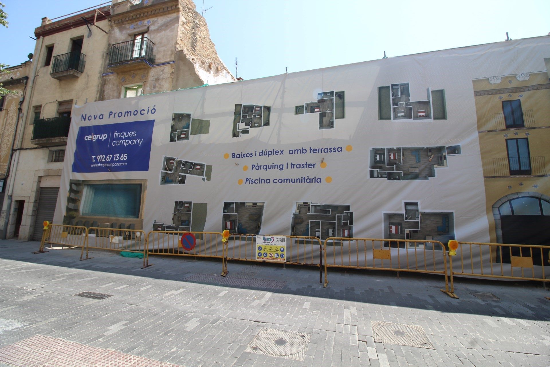 Vista exterior de Dúplex en venda en Figueres amb Calefacció, Terrassa i Piscina