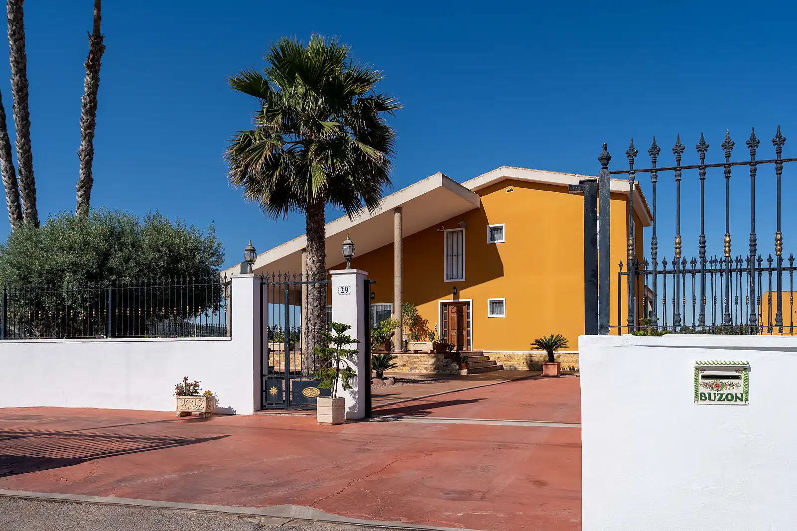 Vista exterior de Casa o xalet en venda en Orihuela amb Aire condicionat, Jardí privat i Terrassa