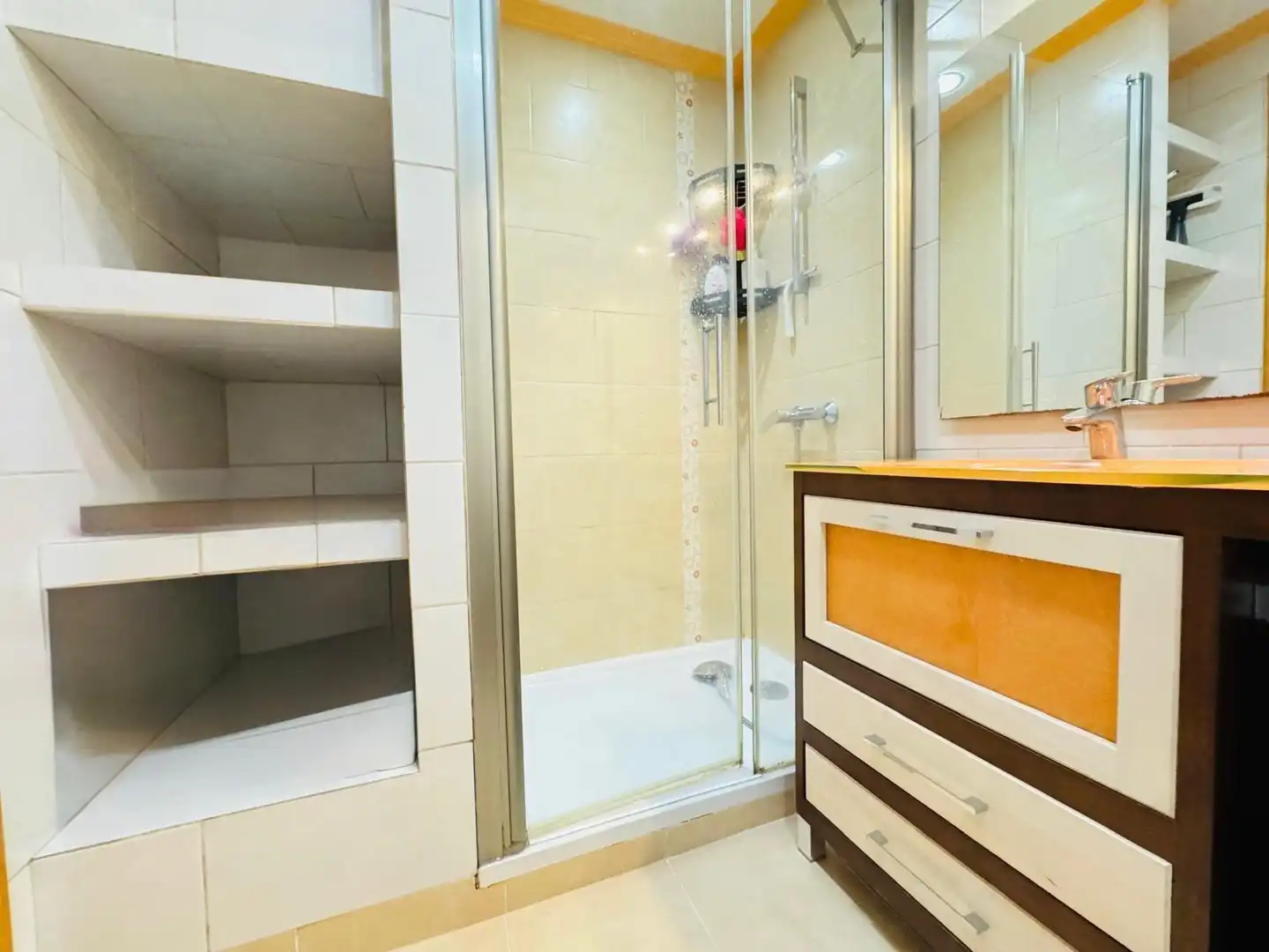 Baño de Piso en venta en Algeciras con Terraza