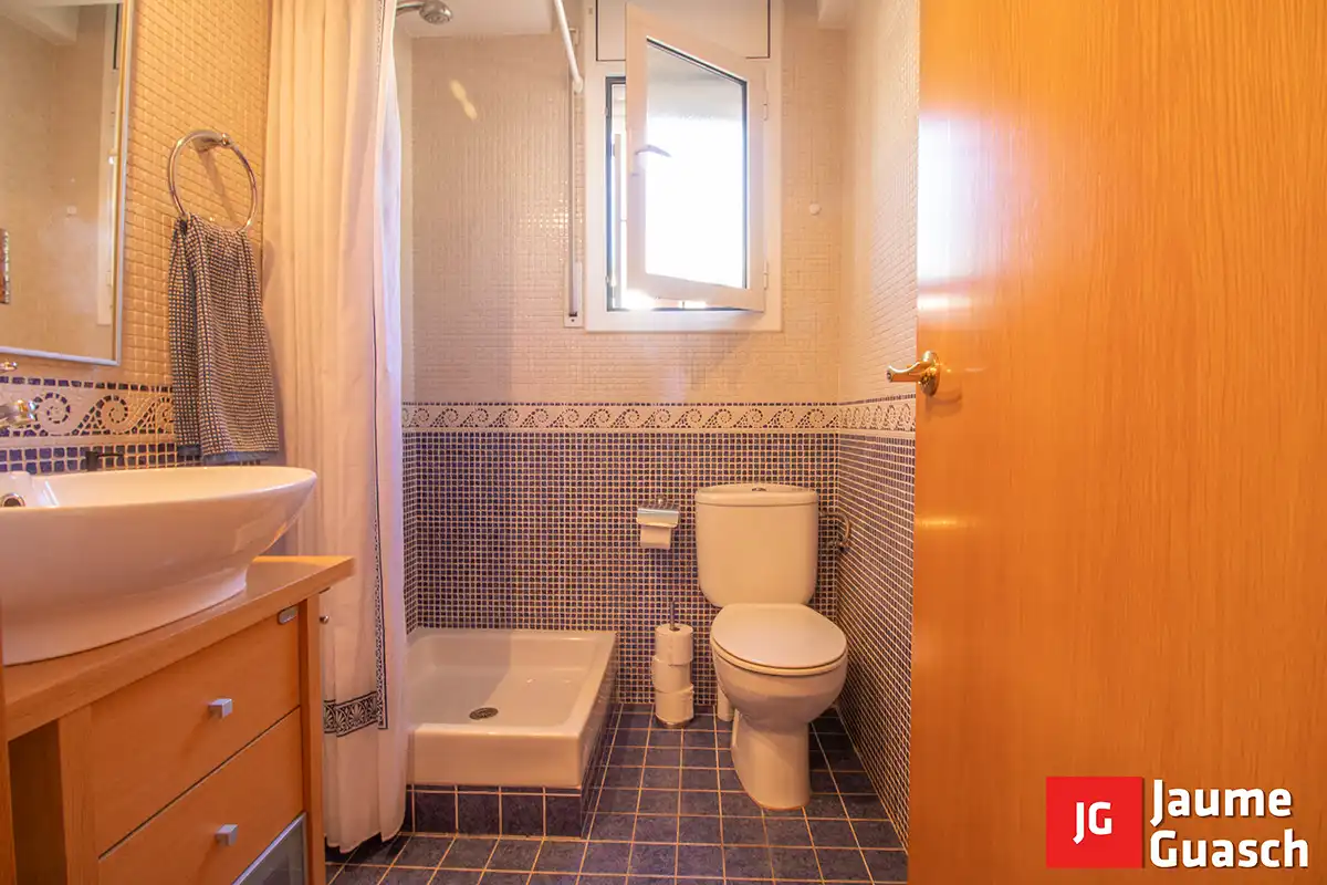 Badezimmer von Einfamilien-Reihenhaus zum Verkauf in Torredembarra mit Klimaanlage, Heizung und Privatgarten
