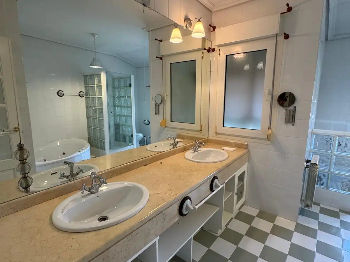 Bathroom of Detached homes for sale in Galapagar  with Air Conditioner, Heating and Private garden