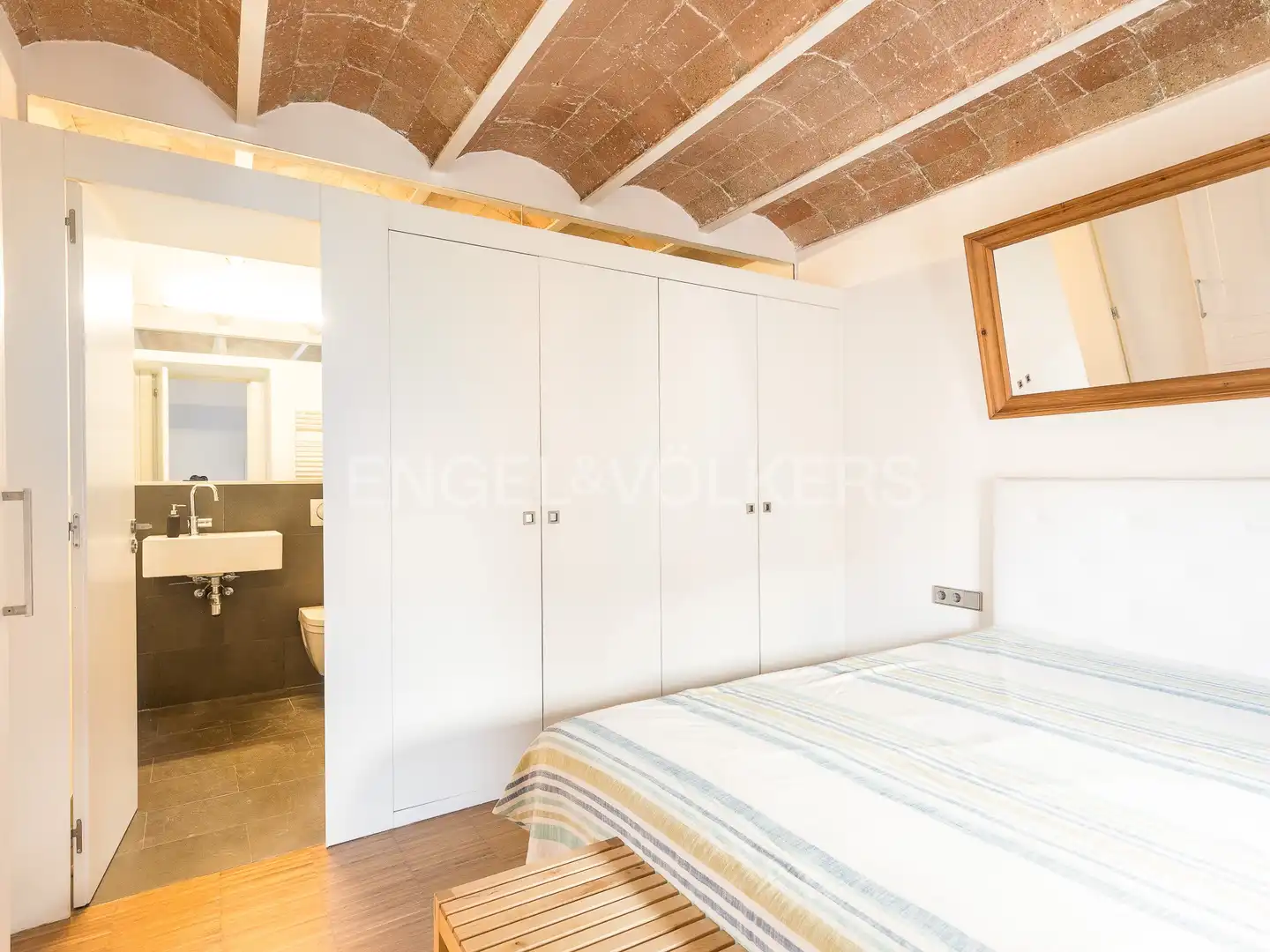 Schlafzimmer von Dachboden zur Miete in Barcelona mit Klimaanlage, Heizung und Parkett