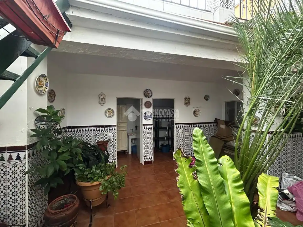 Vista exterior de Casa adosada en venda en La Rinconada amb Aire condicionat i Calefacció