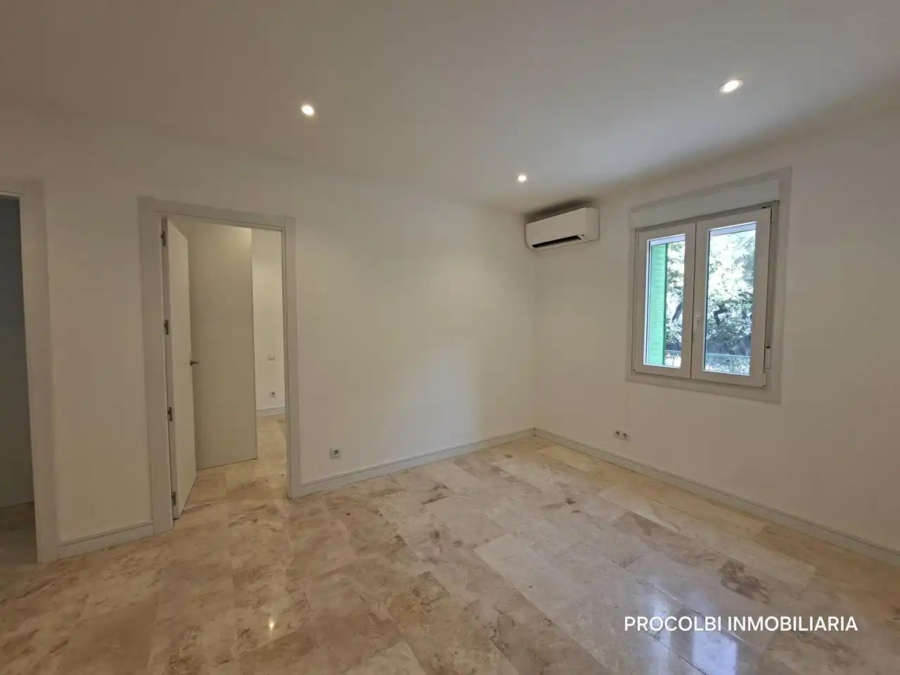 Ground floor for sale in Madrid  with Air Conditioner and Heating