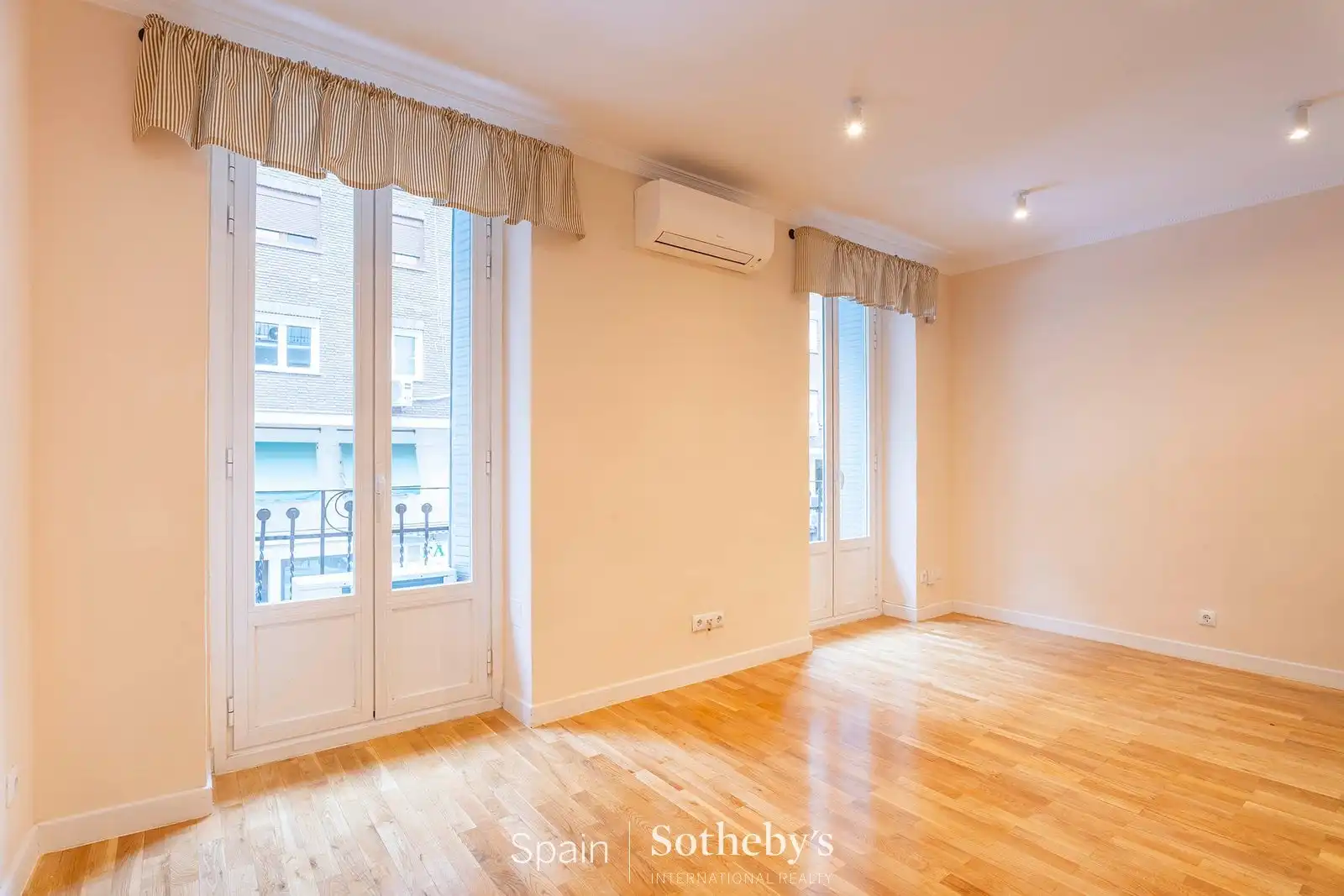 Apartament amb ascensor en venda a Calle de la Santísima Trinidad, imagen 2