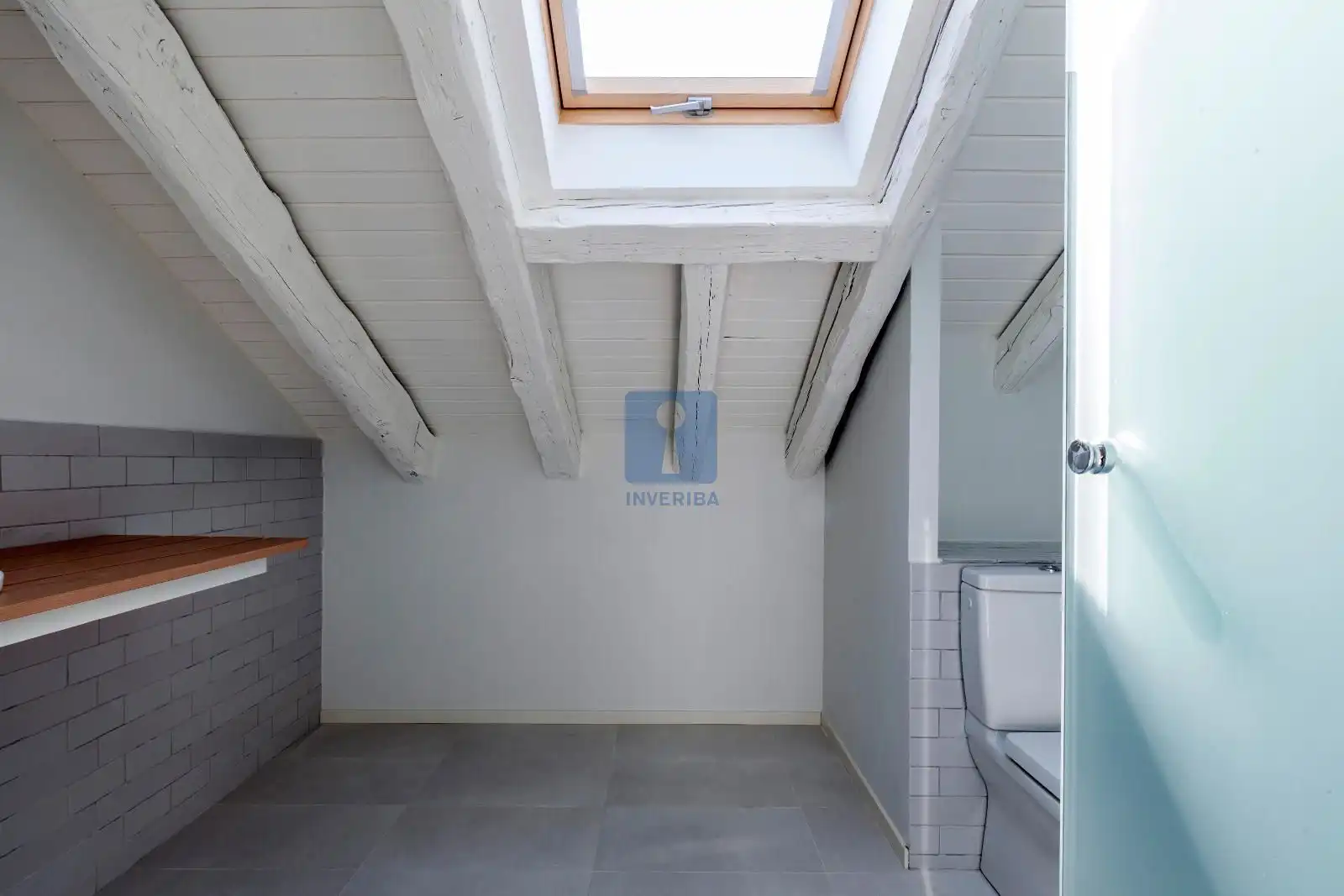 Bathroom of Attic for rent in Madrid  with Air Conditioner, Heating and Parquet flooring