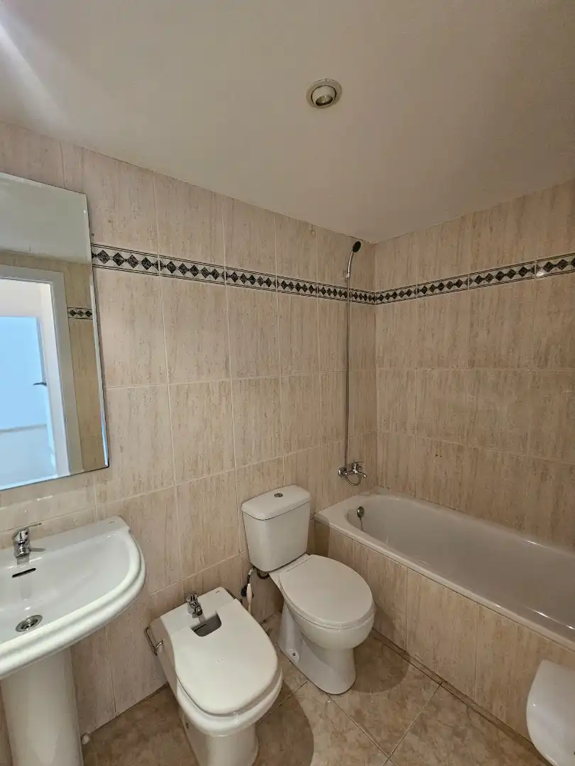Badezimmer von Wohnung zum Verkauf in Tarragona mit Klimaanlage, Terrasse und Ofen