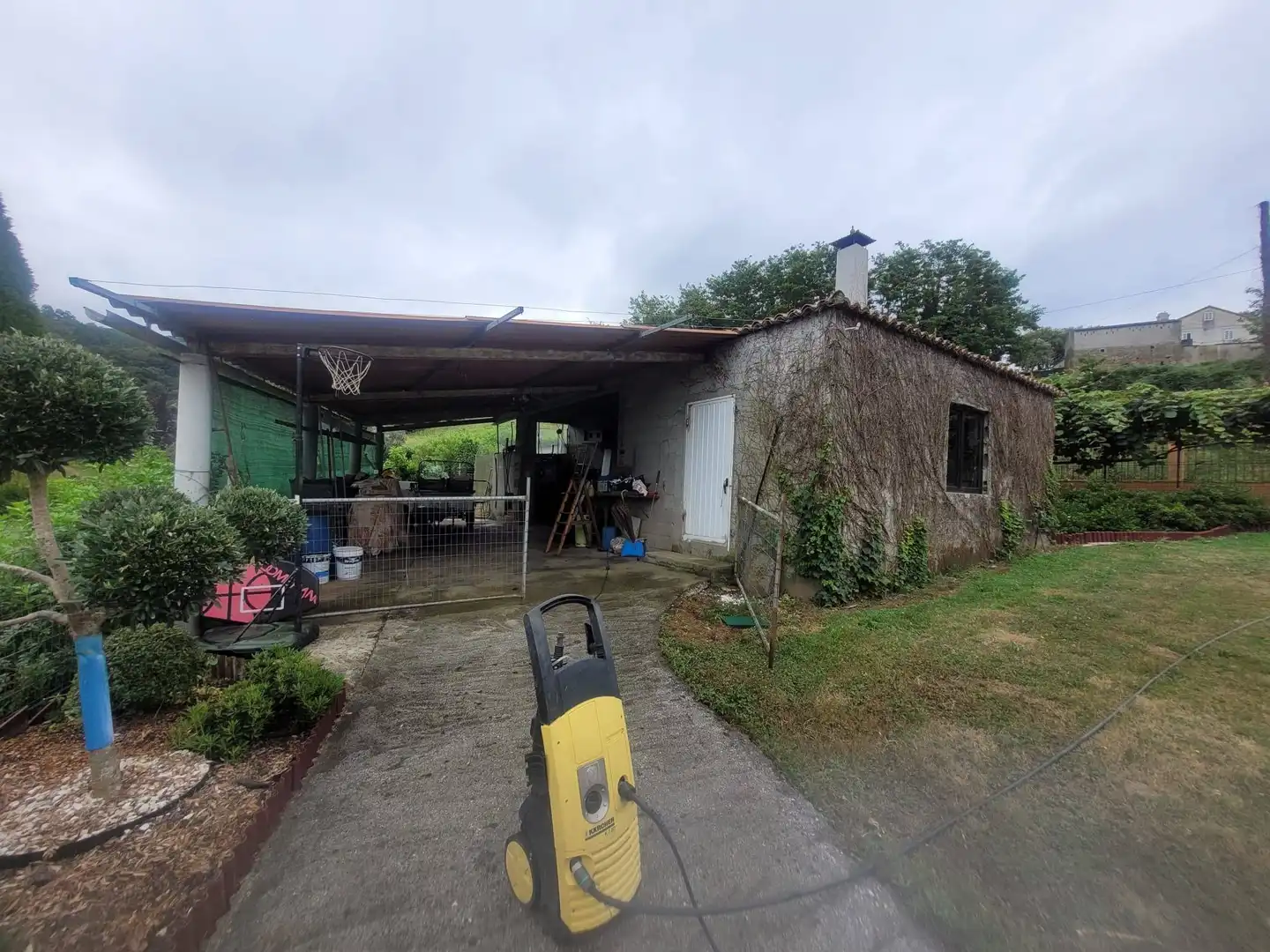 Vista exterior de Casa o xalet en venda en A Estrada  amb Jardí privat, Traster i Piscina