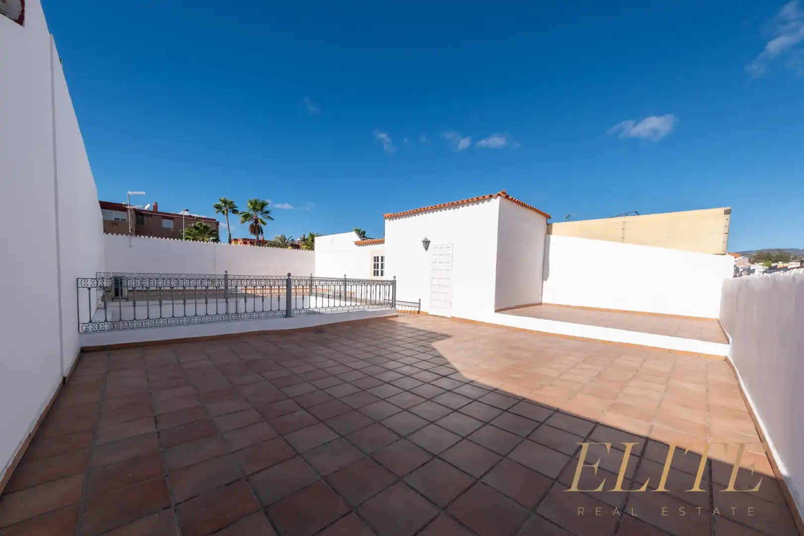 Vista exterior de Casa adosada en venda en San Bartolomé de Tirajana amb Aire condicionat, Calefacció i Jardí privat