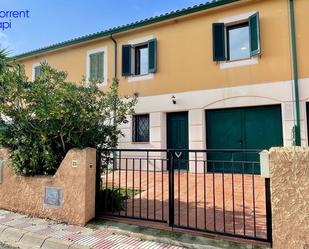 Vista exterior de Casa adosada en venda en L'Estartit amb Terrassa i Piscina