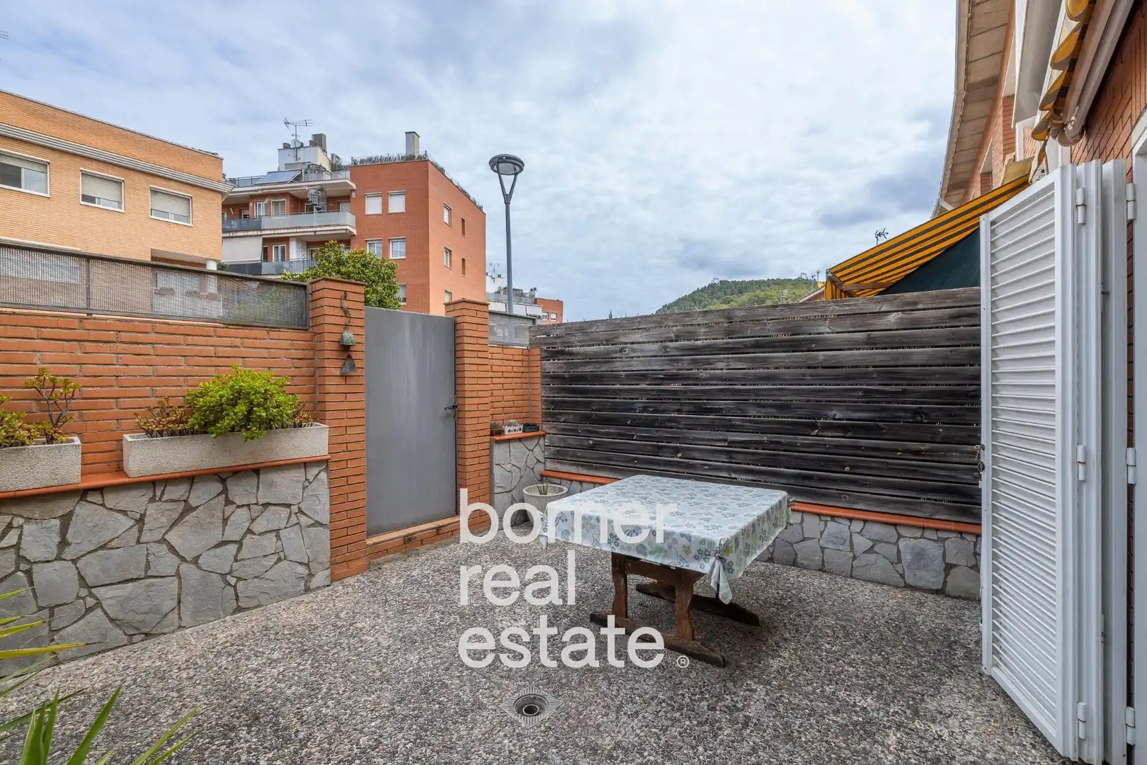 Vista exterior de Casa adosada en venda en Sant Climent de Llobregat amb Calefacció i Balcó