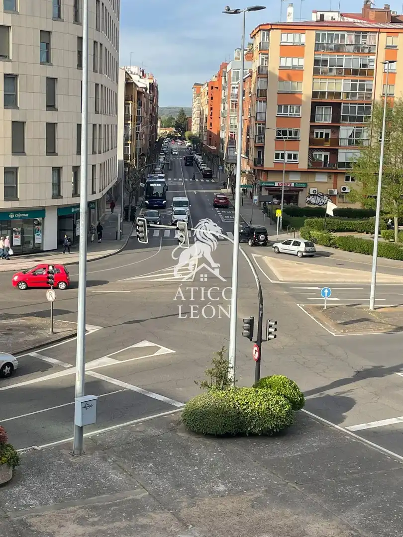 Vista exterior de Piso en venta en León Capital  con Calefacción y Trastero
