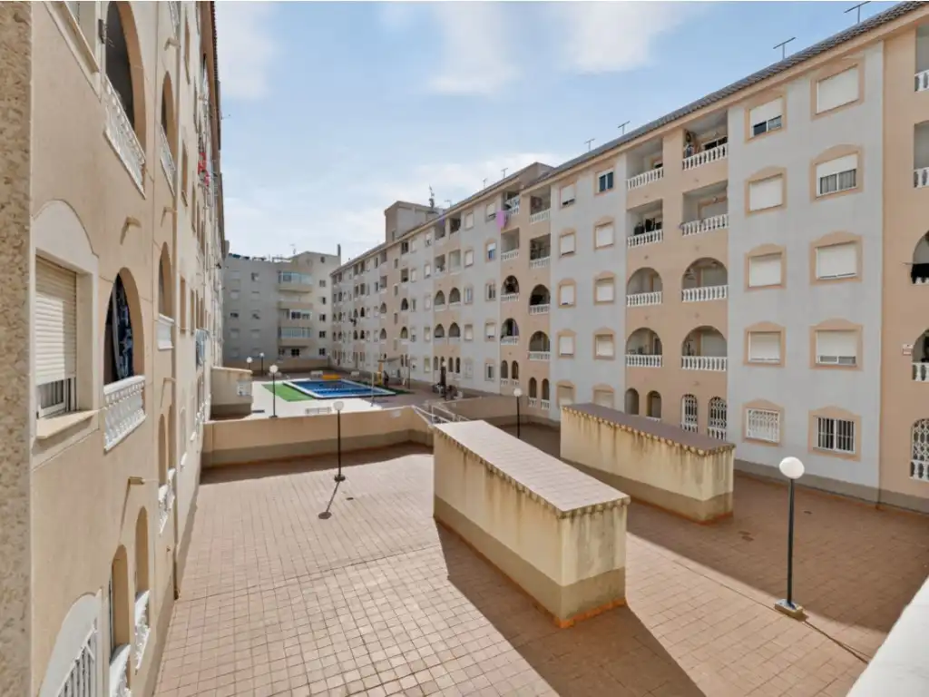 Vista exterior de Apartament en venda en Torrevieja amb Piscina comunitària