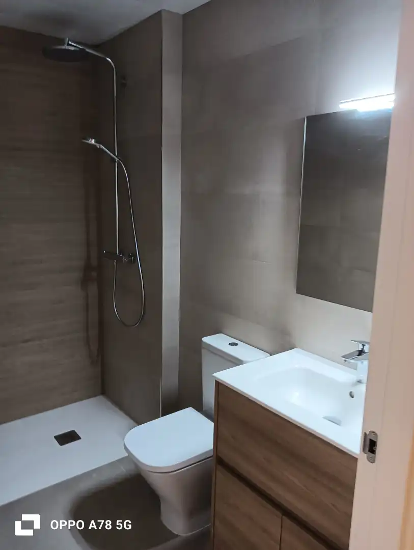 Baño de Piso de alquiler en Mataró con Aire acondicionado, Calefacción y Horno