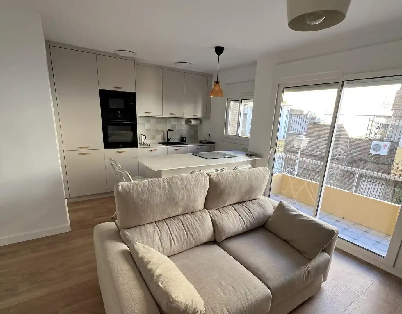Living room of Flat for rent in  Sevilla Capital  with Air Conditioner and Balcony